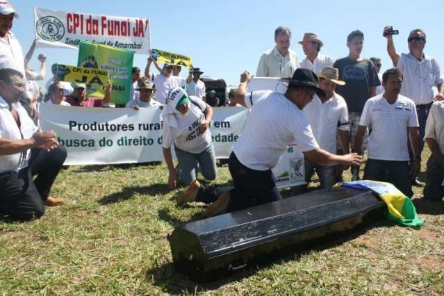 Impedidos de entrar, produtores fazem protesto longe da presidente 
