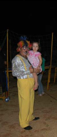 Fam&iacute;lia percorre bairros com circo, palha&ccedil;os, magia e sonho de ser grande