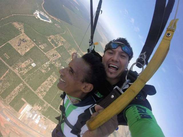 Paraquedistas far&atilde;o salto de bungee jumping para deficientes visuais 