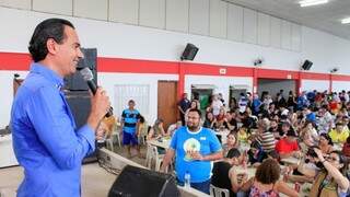 Prefeito Marquinhos Trad discursa para familiares de pessoas com paralisia cerebral. (Foto: Divulgação/PMCG)
