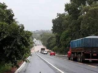 Rodovia BR-262 ficou interditada devido a um alagamento em Aquidauana (Foto: Direto das Ruas)