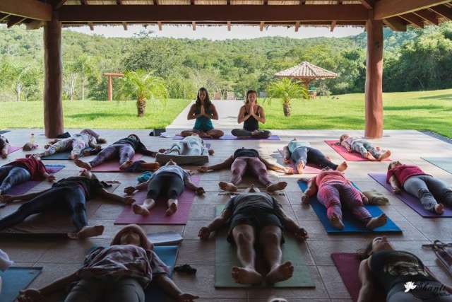 Para se encontrar sempre, grupo que aprendeu yoga junto leva pr&aacute;tica para parque