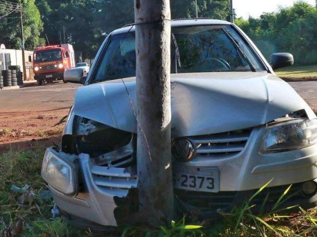 Jovem briga com namorada, perde controle do carro e quebra eucalipto em colisão