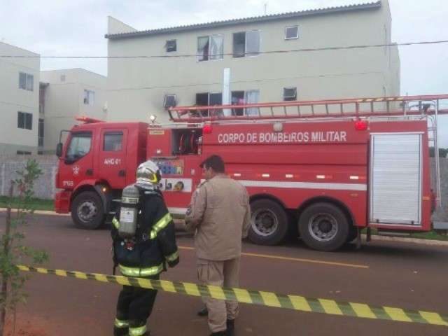 Crian&ccedil;a deixada sozinha p&otilde;e fogo em apartamento e mobiliza bombeiros