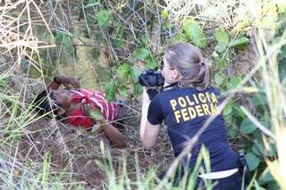 Policial Federal registra reconstituição do crime, feita pelo irmão da vítima. (Foto: Marcos Ermínio)