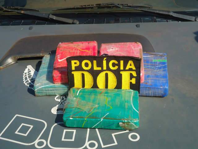  Pol&iacute;cia encontra 6 quilos de coca&iacute;na escondidos debaixo de poltrona de &ocirc;nibus