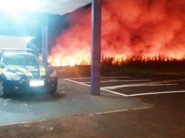 Queimada descontrolada em canavial atinge quintal da base da PRF