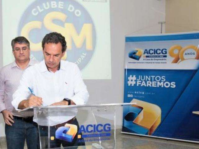 Associa&ccedil;&atilde;o pede antecipa&ccedil;&atilde;o do 13&ordm; e prefeitura avalia pagar no dia 15