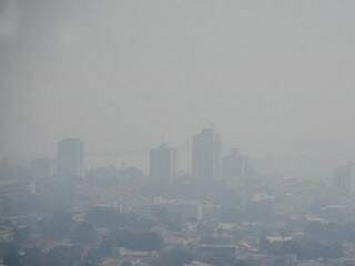 Foto do Jornal Diário Corumbaense da cidade de MS encoberta pela fumaça ontem, pelo 4º dia. (Foto: Diário Corumbaense)