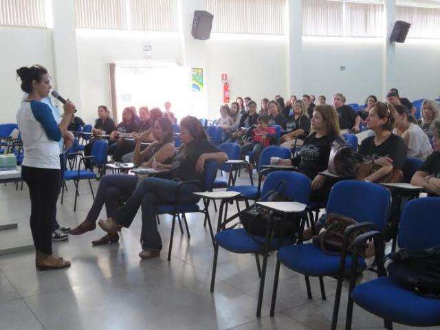 H&aacute; 40 dias parados, professores decidem manter greve nas escolas