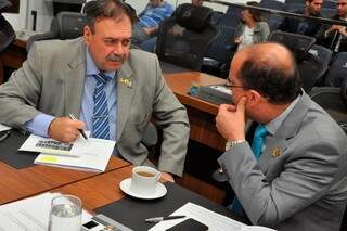Deputados Paulo Siufi (MDB) e José Carlos Barbosa (DEM), durante sessão (Foto: Victor Chileno/ALMS)
