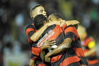 Atletas do Flamengo comemoram em vitória de virada sobre o Bangu (Foto: Estadão)