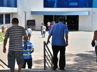Em Campo Grande, candidatos chegaram atrasado para o concurso. (Foto: João Garrigó)