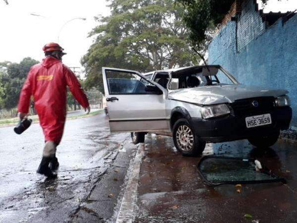 Ap&oacute;s acidente, carro capota e motorista &eacute; arremessado na Rachid Neder 