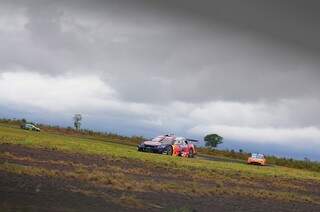 Piloto Daniel Serra fez o melhor tempo em pista molhada. (Foto: Duda Bairros/Vicar) 