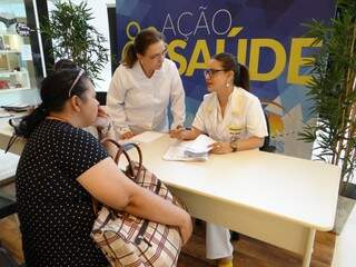 Profissionais farmacêuticos atendem a professora Lilian de Santana, que aproveitou a iniciativa para aferir a pressão. (Foto:Divulgação)