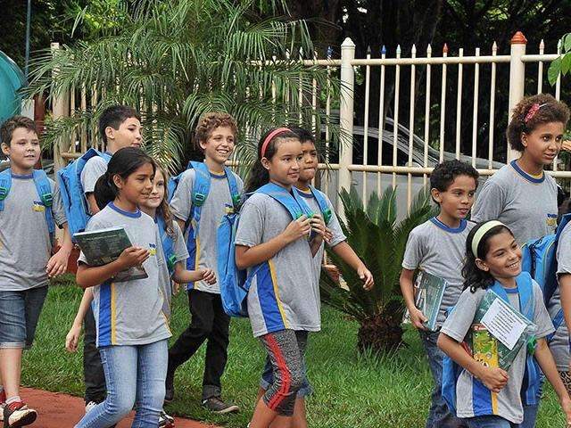Sem tempo para licita&ccedil;&atilde;o, prefeitura adia cart&atilde;o material escolar para 2018