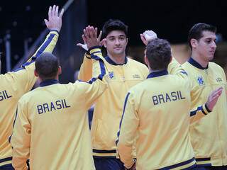 Brasileiros comemoram vitória contra os canadenses nesta sexta. (Foto: FIVB)