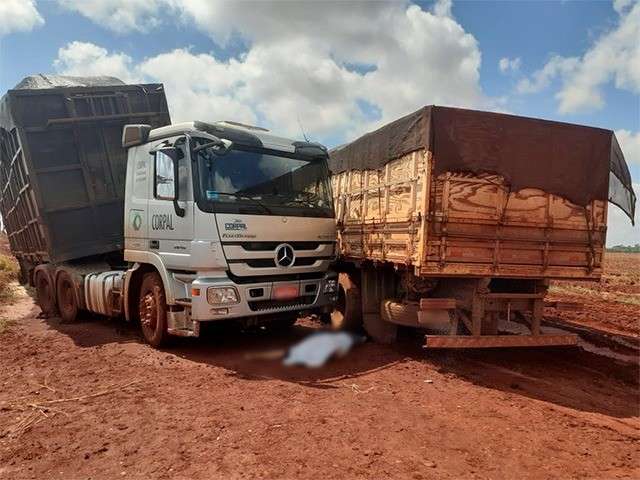 Homem morre prensado por carretas ap&oacute;s ve&iacute;culo atolar em estrada de terra  
