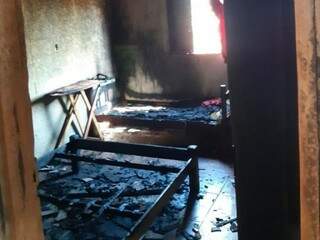 Móveis de um dos quartos da residência foram completamente consumidos pelo fogo. (Foto: Rio Brilhante em Tempo Real) 