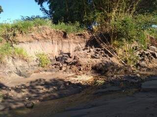 Parte do piscinão está desmoronando (Foto: Mirian Machado)