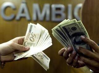 Compra gradativa do dólar é maneira de garantir viagem (Foto: Reuters)