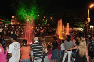 Fonte luminosa musical foi ativada durante abertura da festa de Natal em Dourados. (foto: A. Frota)