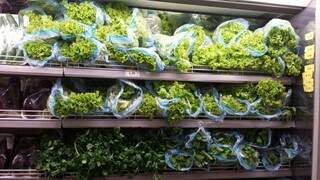 No supermercado Comper, em dia de quinta-feira verde, alface crespa custa R$ 3.49. (Foto: Renata Volpe Haddad)