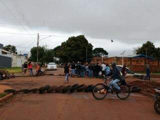 Moradores usam pneus para interditar rua no Parque do Lago, em Dourados (Foto: Adilson Domingos)