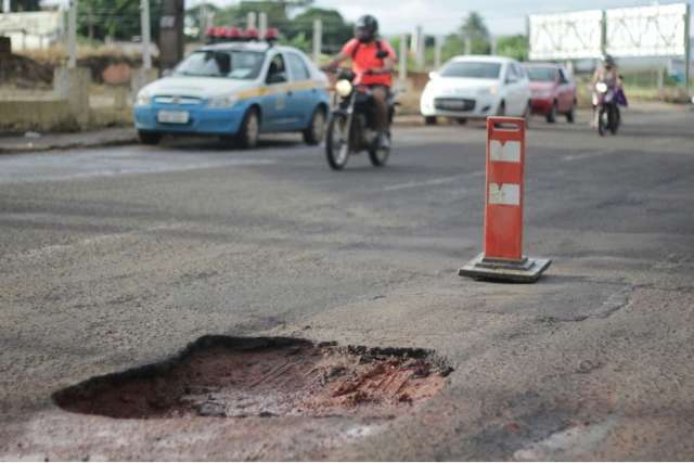 Motociclista procura pol&iacute;cia ap&oacute;s cair em buraco com moto novinha