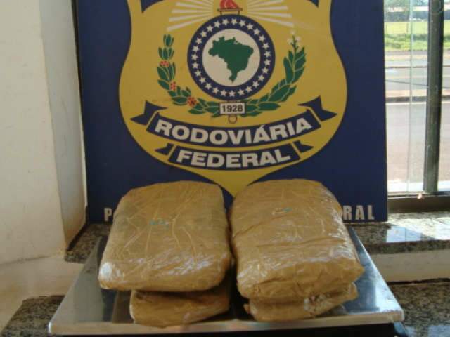  Mulher utiliza beb&ecirc; de colo para esconder coca&iacute;na e maconha