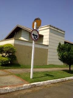 Até a placa indicando o sentido da via foi alvo de pichação. (Foto: Repórter News)