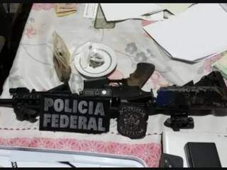 Arma apreendida em um dos locais onde PF fez buscas (Foto: PF/Divulgação)