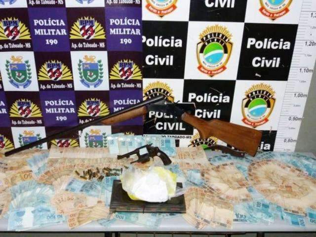 Filhos fogem, mas idosa &eacute; presa com R$ 52 mil durante a&ccedil;&atilde;o contra o tr&aacute;fico 