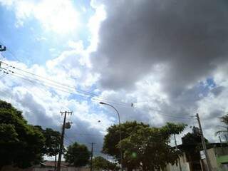 Nuvens carregadas anunciam chuva para as próximas horas na Capital (Foto: Kísie Ainoã)