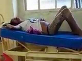 Mulher deitada em cama de CRS aguardando atendimento ao lado de feto (Foto: Reprodução)