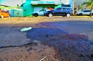 Marca de sangue na Rua José Nogueira Vieira, onde garoto foi morto. (Foto: Fernando Antunes)