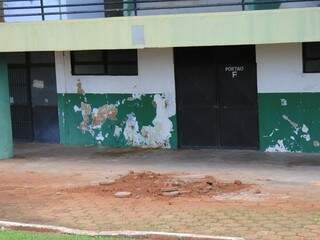 Por dentro do ginásio, paredes descascadas no Guanandizão. (Foto: Marina Pacheco).