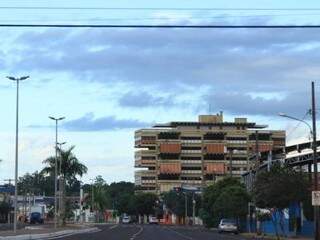 Tempo amanheceu com céu nublado em Campo Grande e previsão é de chuva em área isolada no decorrer do dia (Foto: Marina Pacheco) 