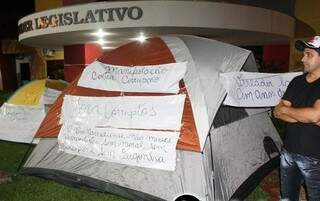 Protesto de moradores em frente à Câmara de Naviraí, em fevereiro deste ano; julgamentos de vereadores afastados serão retomados ainda neste mês (Foto: Divulgação)