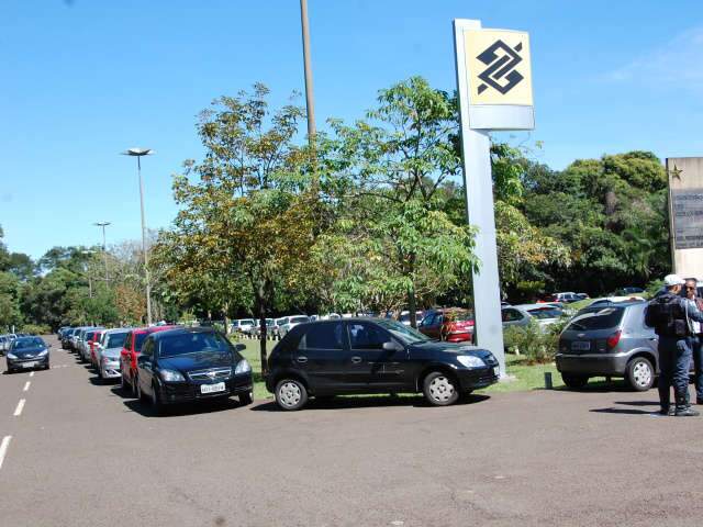  Rua em frente ao Pal&aacute;cio Popular vira estacionamento sem lei durante evento