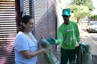Assim como a população, feirantes também recebem recipientes especiais para depositar o lixo. (Foto:Divulgação)