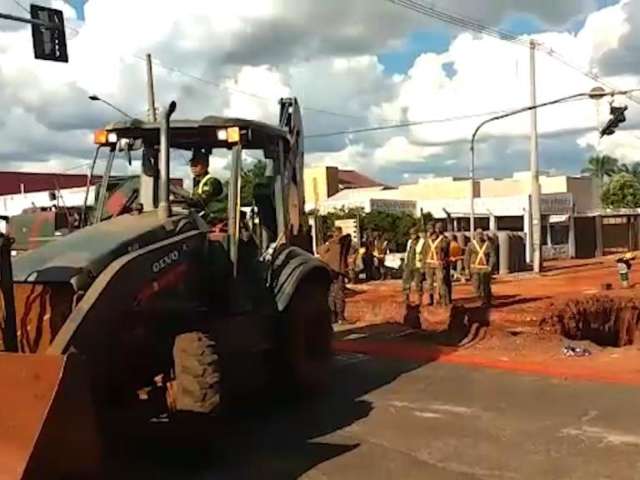 Obra na Brilhante volta a interditar trecho e tumultuar tr&acirc;nsito