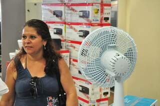 Lúcia procurava por ventiladores para comprar para a filha. (Foto: João Garrigó)