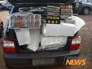 Droga estava em um carro roubado (Foto: Dourados News)