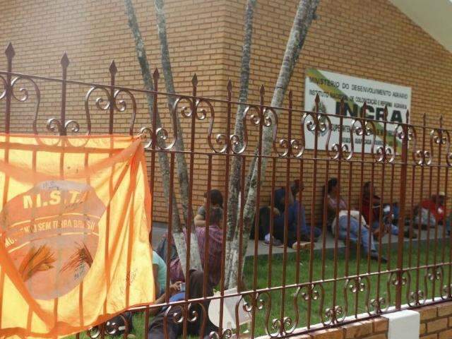 Sem-terra invadem pr&eacute;dio do Incra em Dourados; servidores ainda est&atilde;o no local