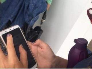 Bruna mostra celular conectado no site do Inep. (Foto: Daniele Valentim).