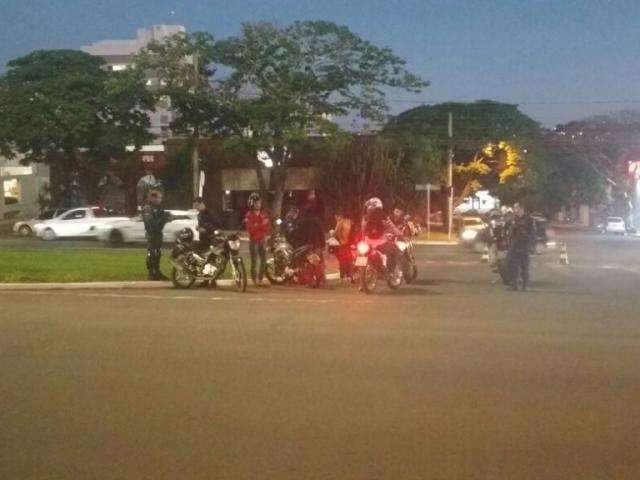 Blitz aborda motociclistas em hor&aacute;rio de pico na Afonso Pena