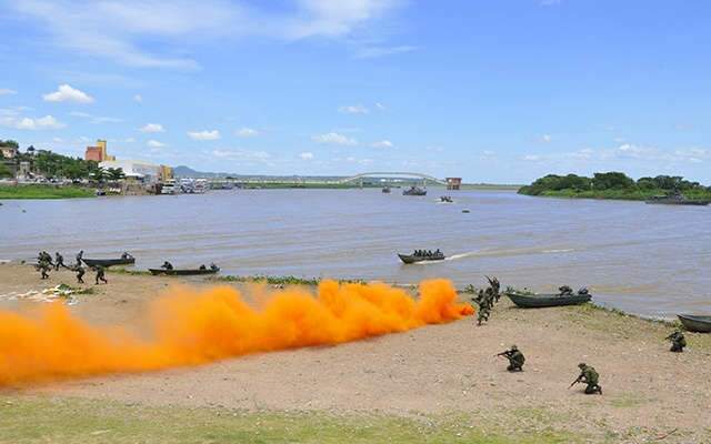  Simula&ccedil;&atilde;o de guerra assusta moradores 