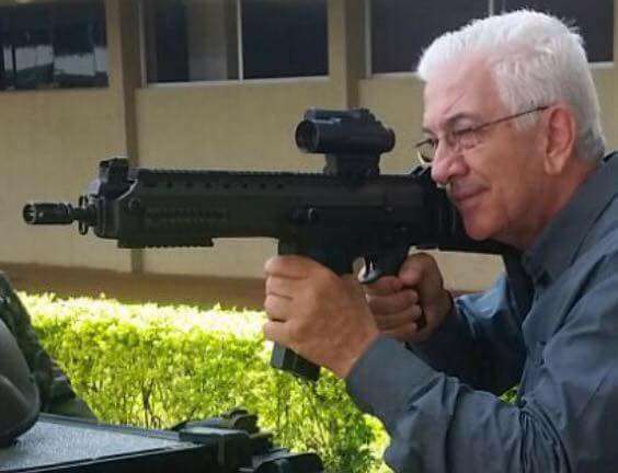 Empres&aacute;rio que ostenta fuzil em rede social banca placa para Bolsonaro